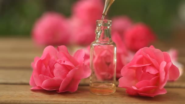 Есенція Троянди Столі Красивій Скляній Пляшці — стокове відео