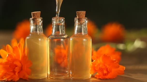 Essentie Van Calendula Bloemen Tafel Mooie Glazen Fles — Stockvideo