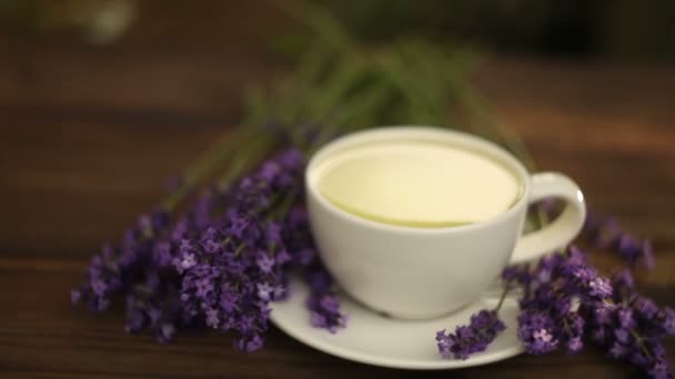 Heerlijke groene thee in mooie glazen kom op tafel — Stockvideo