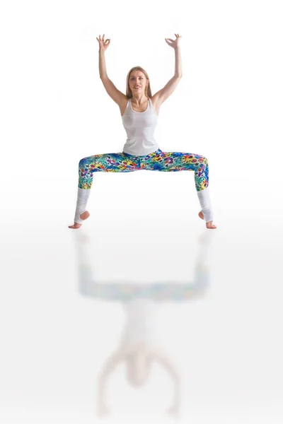 Hermosa mujer flexible haciendo yoga poses en blanco — Foto de Stock
