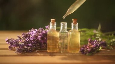 Lavanta esansiyel yağı masada güzel şişe