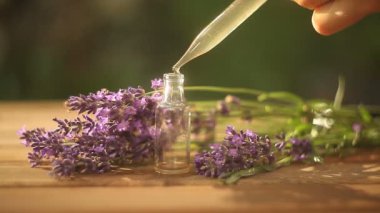 Lavanta esansiyel yağı masada güzel şişe