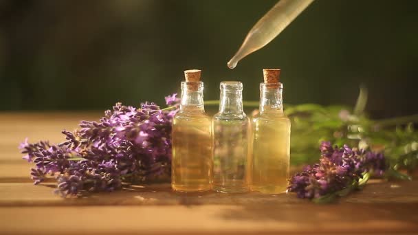 Aceite Esencial Lavanda Una Hermosa Botella Sobre Mesa — Vídeos de Stock