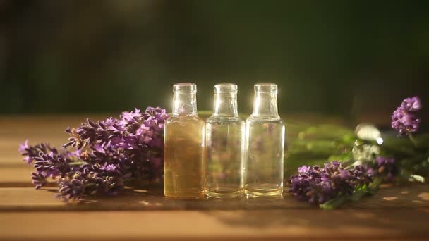 Olio Essenziale Lavanda Bella Bottiglia Sul Tavolo — Video Stock