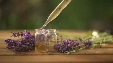 Lavanta esansiyel yağı masada güzel şişe