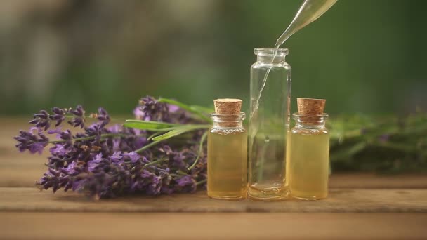 Aceite Esencial Lavanda Una Hermosa Botella Sobre Mesa — Vídeo de stock