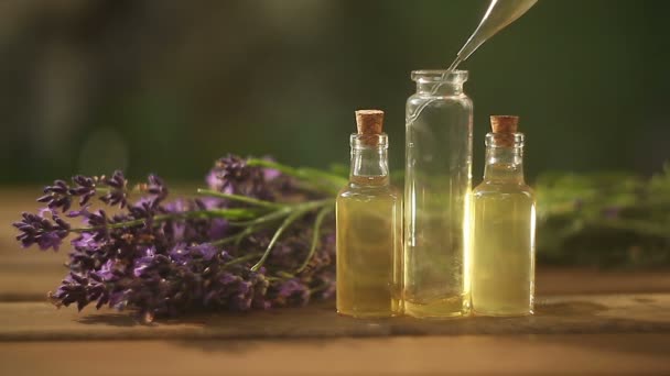 Aceite Esencial Lavanda Una Hermosa Botella Sobre Mesa — Vídeo de stock