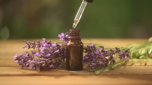 Aceite Esencial Lavanda Una Hermosa Botella Sobre Mesa — Vídeos de Stock