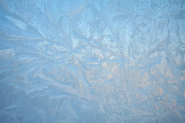 Belos padrões de textura de inverno de geada na janela — Fotografia de Stock