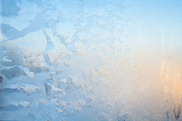 Belos padrões de textura de inverno de geada na janela — Fotografia de Stock