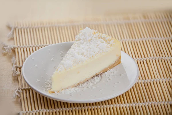 Délicieux gâteau au fromage avec noix de coco sur l'assiette — Photo