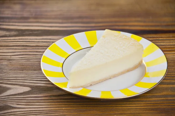 Finom sajttorta kókusszal a tányéron — Stock Fotó