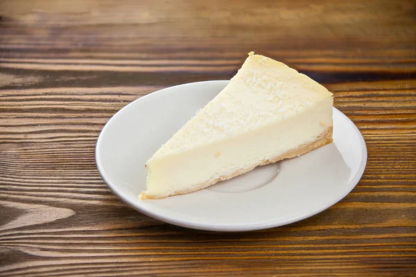 プレートにココナッツ入りのおいしいチーズケーキ — ストック写真