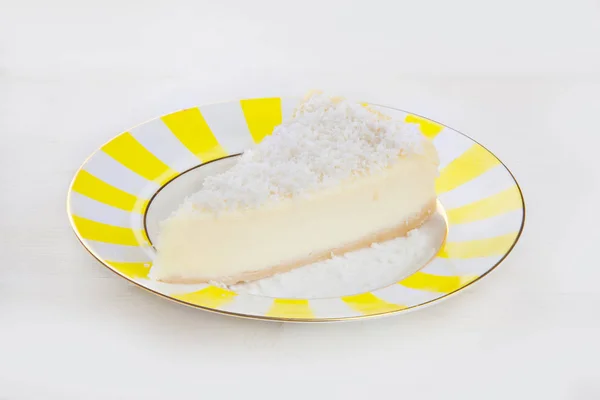 Delicioso cheesecake com coco no prato — Fotografia de Stock