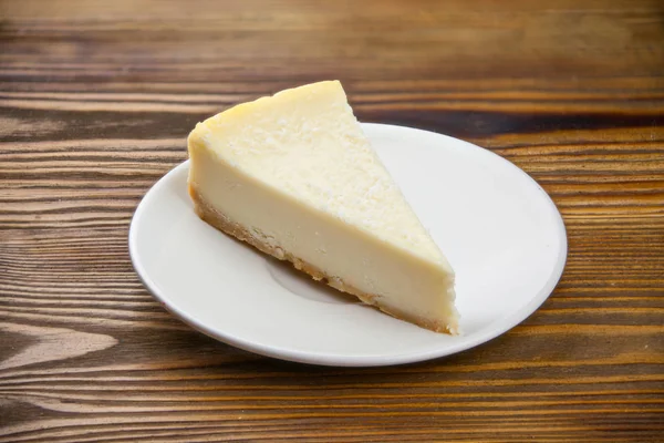 プレートにココナッツ入りのおいしいチーズケーキ — ストック写真