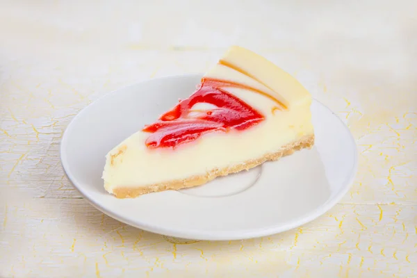 Delicioso cheesecake com morangos no prato — Fotografia de Stock