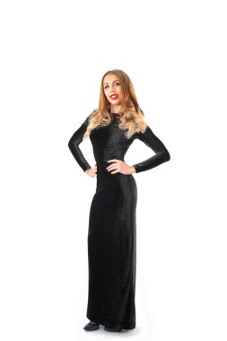 beyaz arka plan üzerinde siyah elbise güzel kadın