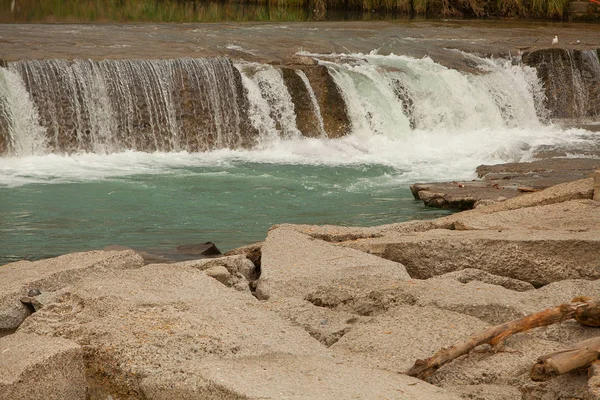 Bellissimo paesaggio di piccola cascata di fiume di città — Foto Stock