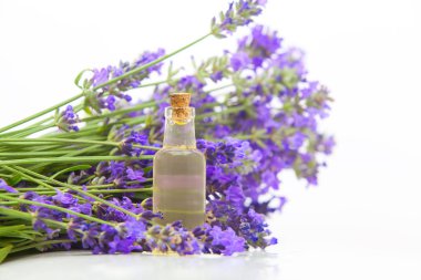 Beyaz arka planda güzel şişede lavanta esansiyel yağı