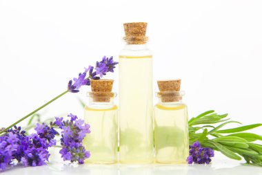 Beyaz arka planda güzel şişede lavanta esansiyel yağı