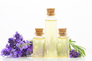 Beyaz arka planda güzel şişede lavanta esansiyel yağı