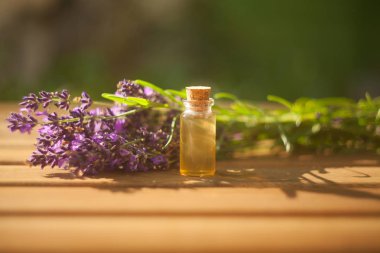 Lavanta esansiyel yağı masada güzel şişe