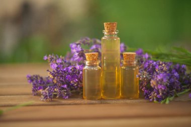 Lavanta esansiyel yağı masada güzel şişe