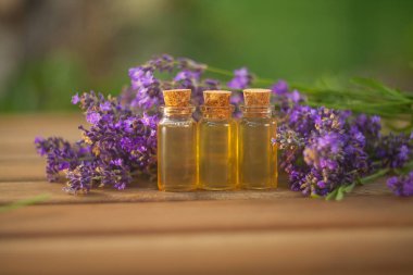 Lavanta esansiyel yağı masada güzel şişe