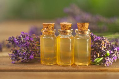 Lavanta esansiyel yağı masada güzel şişe