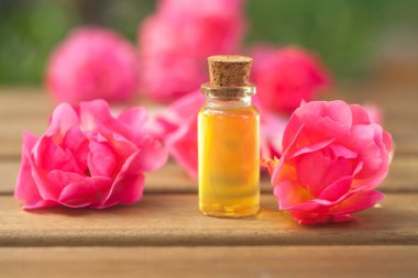 Tablo güzel cam şişede gül özü