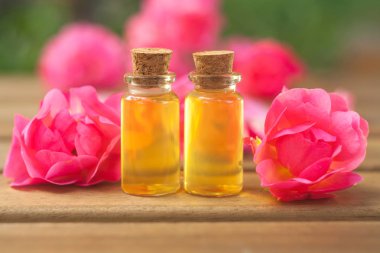 Tablo güzel cam şişede gül özü