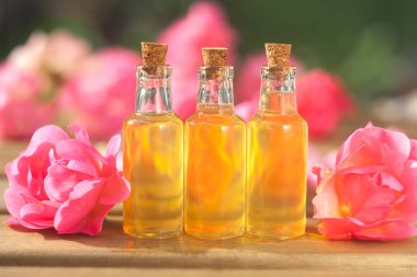 Tablo güzel cam şişede gül özü