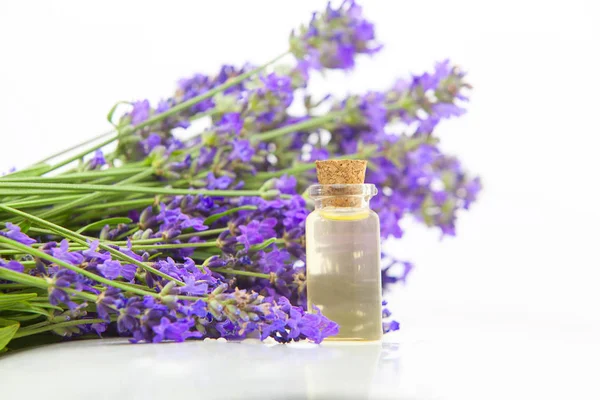 Beyaz arka planda güzel şişede lavanta esansiyel yağı
