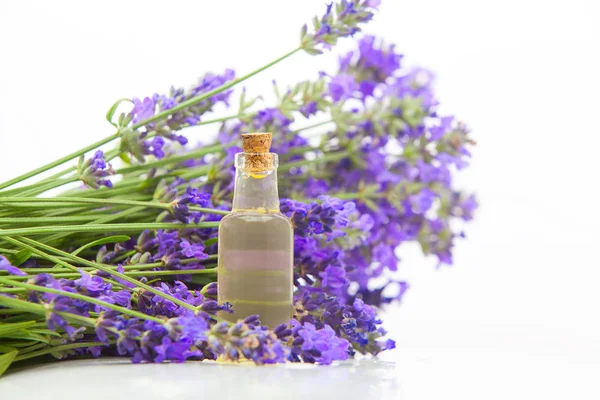 Beyaz arka planda güzel şişede lavanta esansiyel yağı