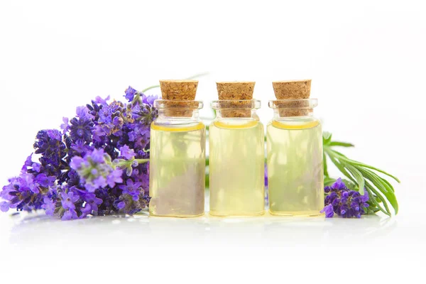 Aceite esencial de lavanda en hermosa botella sobre fondo blanco — Foto de Stock