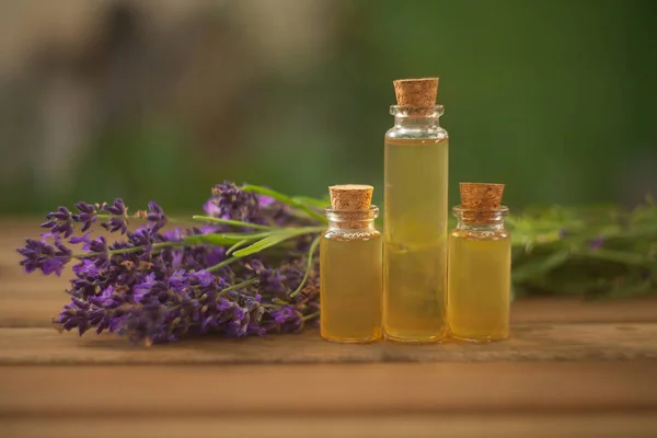 Óleo essencial de lavanda em bela garrafa na mesa — Fotografia de Stock