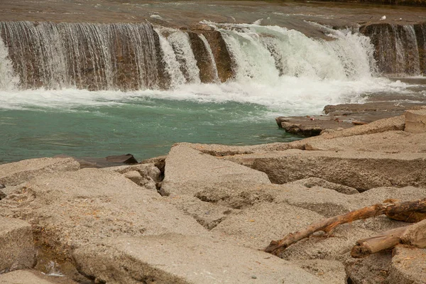 Bellissimo paesaggio di piccola cascata di fiume di città — Foto Stock