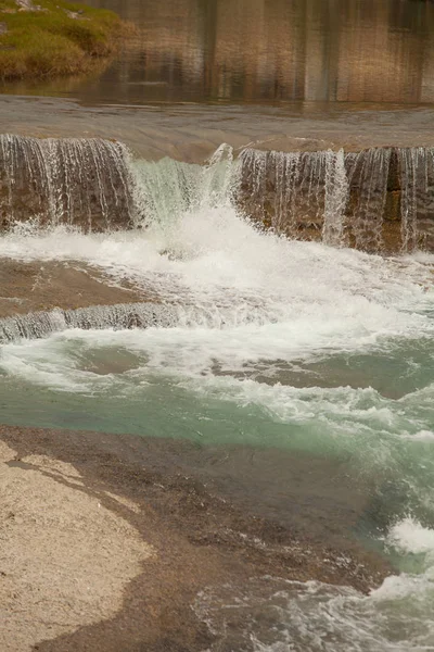 Bellissimo paesaggio di piccola cascata di fiume di città — Foto Stock