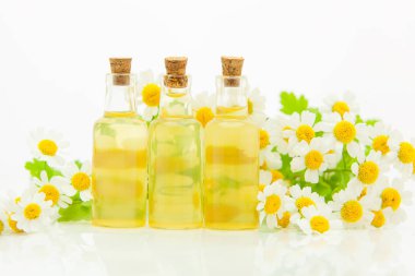 Çiçeklerin özü güzel bir cam şişede masanın üzerinde.