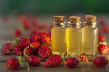 Tablo güzel cam kavanoza yabani çilek özü