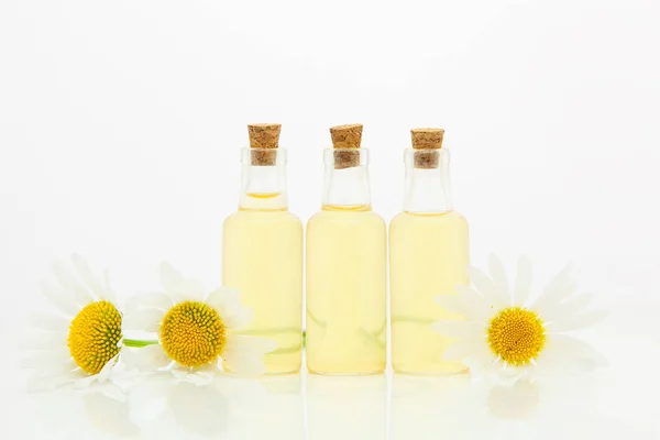 Esencia de flores en la mesa en vidrio hermoso Botella — Foto de Stock