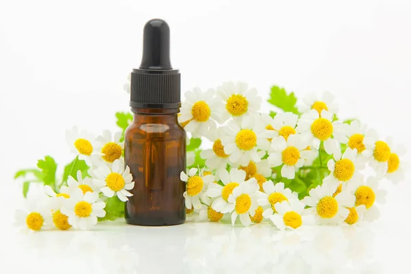 Esencia de flores en la mesa en vidrio hermoso Botella — Foto de Stock