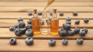 Güzel cam kavanoz ahşap arka plan üzerinde yaban mersini Özü