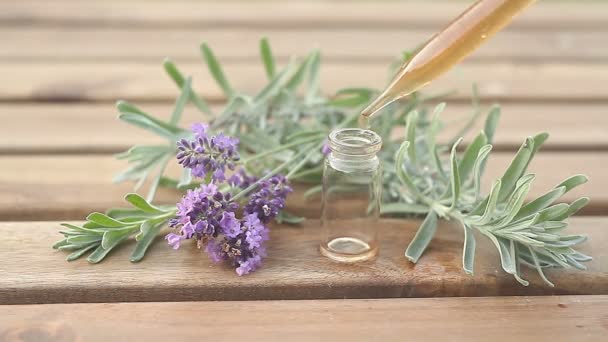 Aceite Esencial Lavanda Una Hermosa Botella Sobre Mesa — Vídeo de stock