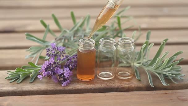 Lavendel Eterisk Olja Vacker Flaska Bordet — Stockvideo