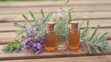 Lavanta esansiyel yağı masada güzel şişe