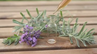 Lavanta esansiyel yağı masada güzel şişe