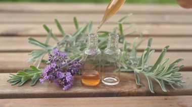 Lavanta esansiyel yağı masada güzel şişe