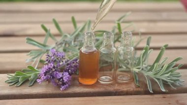 Lavanta esansiyel yağı masada güzel şişe