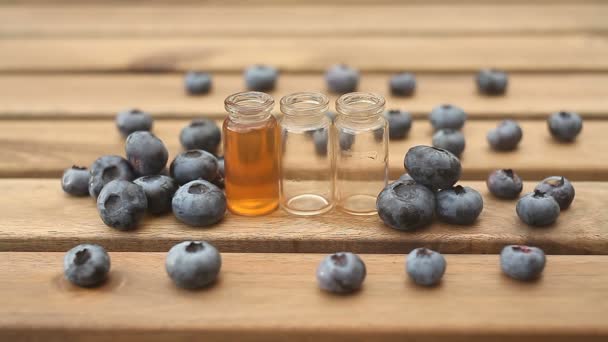 Essenz Der Blaubeere Auf Holzgrund Schönem Glas — Stockvideo